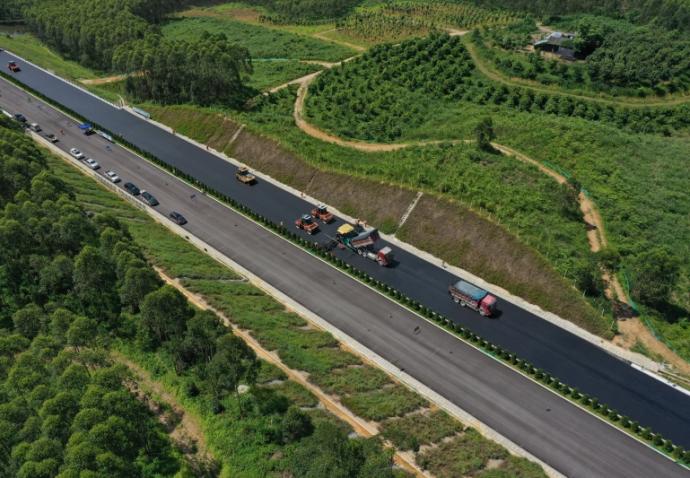 高速瀝青上面層試驗段順利完成攤鋪